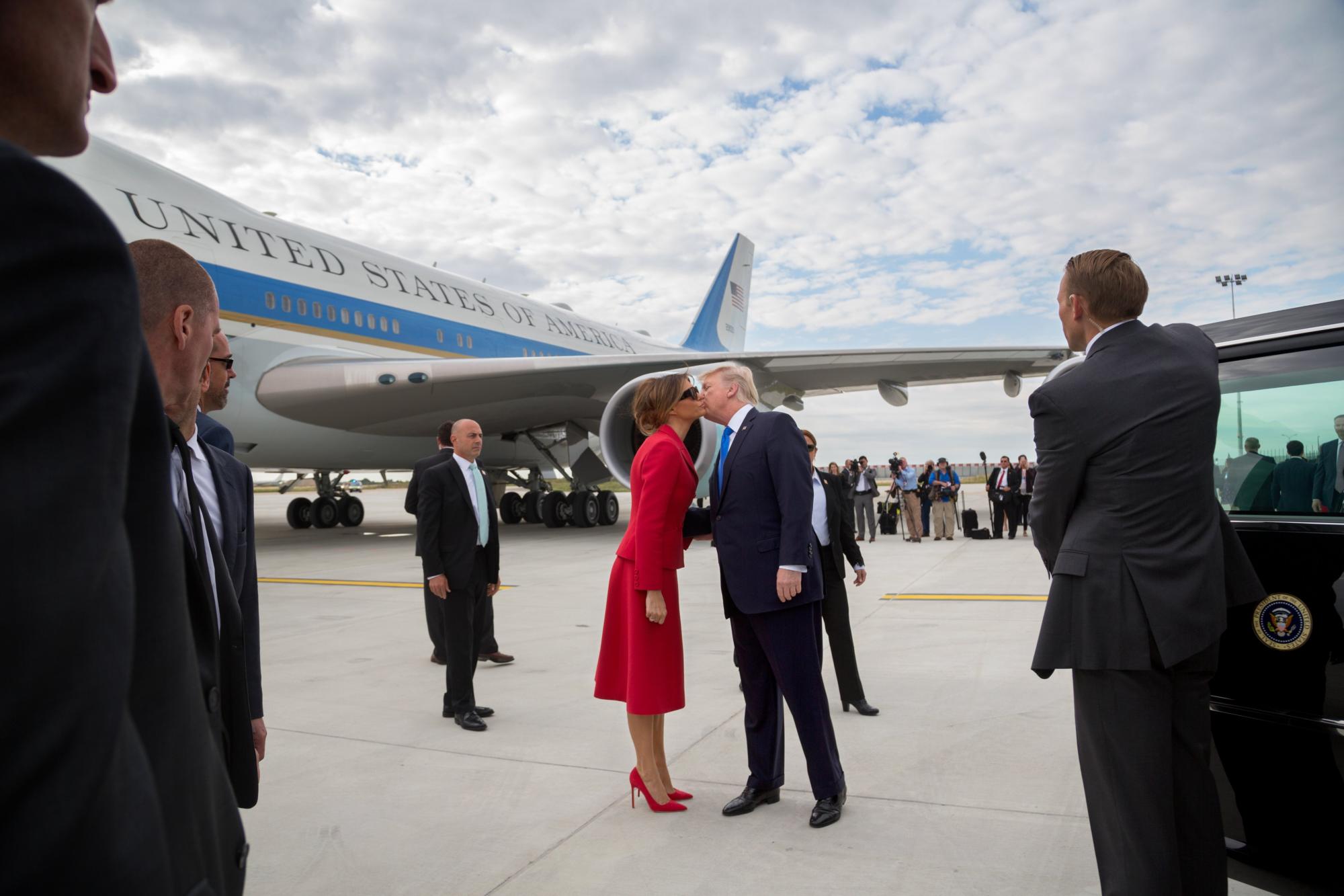 Відомий журналіст заявив, що Трамп розлучився з Меланією: Білий дім різко відповів